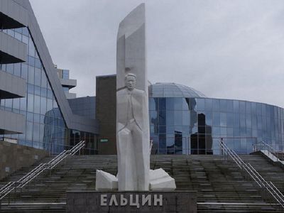 Суд постановил выдворить из РФ гражданина Белоруссии, пытавшегося поджечь памятник Ельцину - Происшествия и криминал