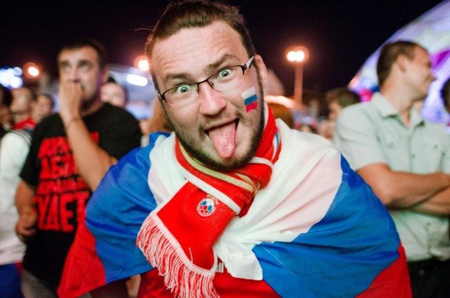 Российские болельщики в Литве болеют мирно — с флагами и песнями - Культурные и спортивные мероприятия