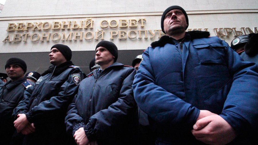 Здание парламента Крыма контролируется отрядами русскоязычного населения полуострова - В Мире