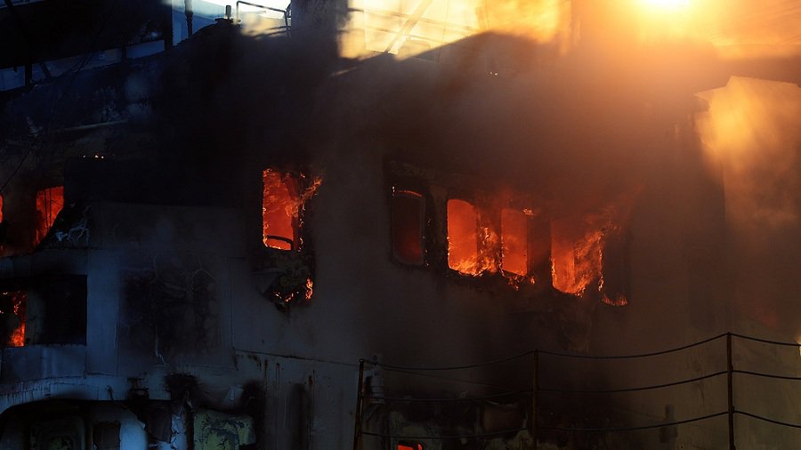 В районе Керченского пролива горят два судна - В Мире