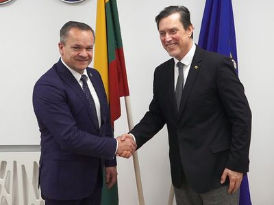 Член Сейма, профессор В. Юозапайтис, ознакомился с культурой Висагинаса и отметил важность сохранения культурного наследия (видео) - В Висагинасе