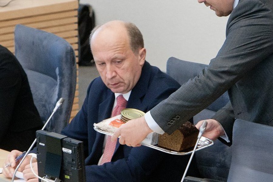 Кубилюс в парламенте получил продовольственный паек за минимум                                 - Литва и страны Балтии
