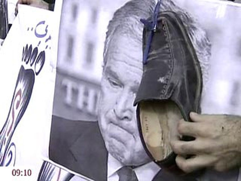 В США открылся аттракцион – за 1 доллар можно бросить ботинок с краской в портрет Буша