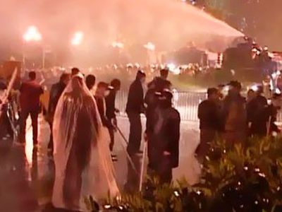 При разгоне акции протеста в Тбилиси убиты двое полицейских и избиты журналисты

 - В Мире