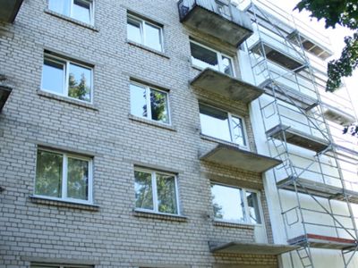 Модернизацию остановили: вместо перил балконов доски
 - Литва и страны Балтии