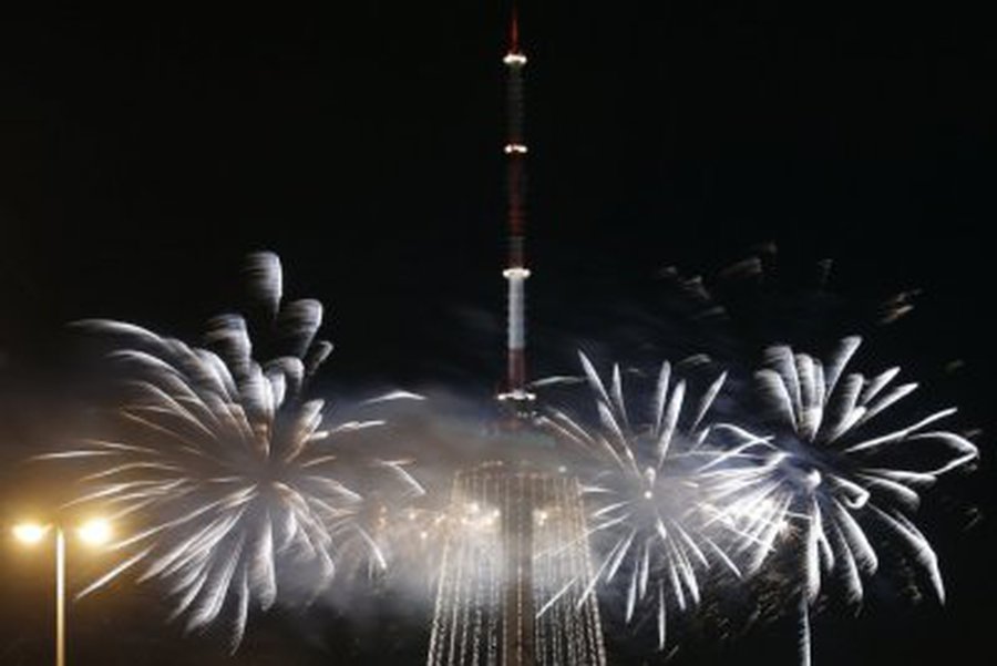 В Вильнюсе зажгли огни на самой высокой елке в Европе                                  - Хобби, отдых и развлечения