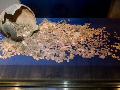 При реконструкции Лайсвес аллеи рабочие обнаружили клад - Литва и страны Балтии