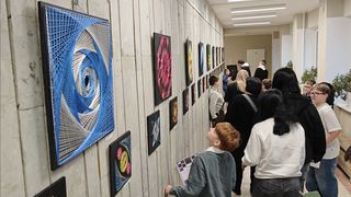 «Нито дизайн». В Висагинасе открылась выставка необычных картин (видео)