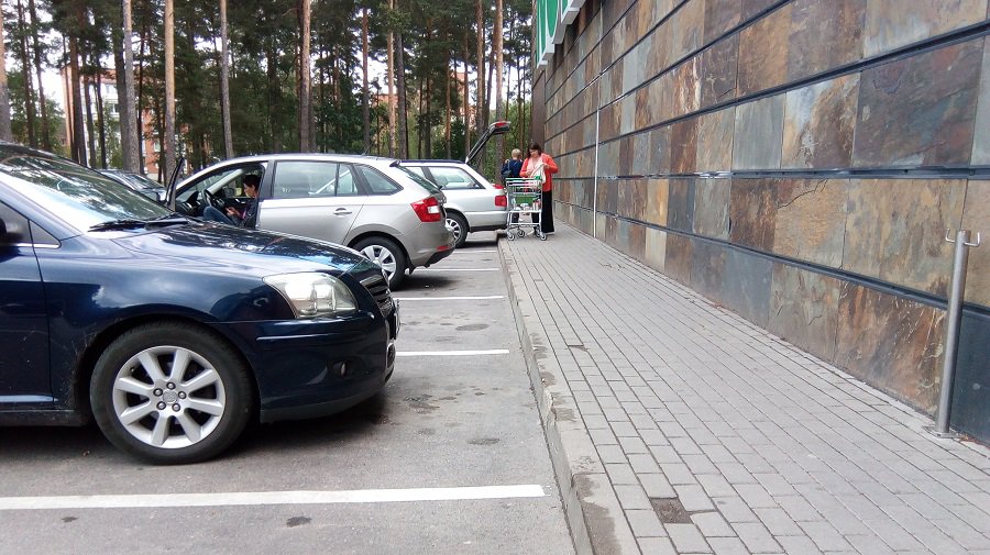 Фото дня: вот так теперь паркуются у «Норфы» - В Висагинасе