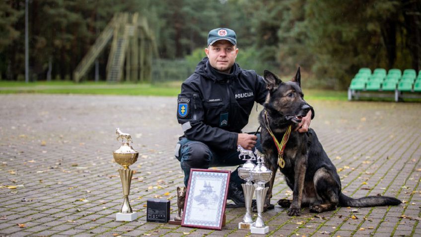 На соревнованиях кинологов победу одержал висагинец Николай Андреев со своей служебной собакой