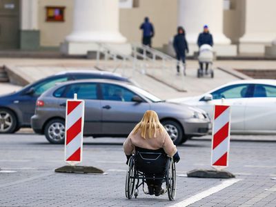 За парковку автомобиля на местах, предназначенных для инвалидов, может грозить штраф до 180 евро - Литва и страны Балтии