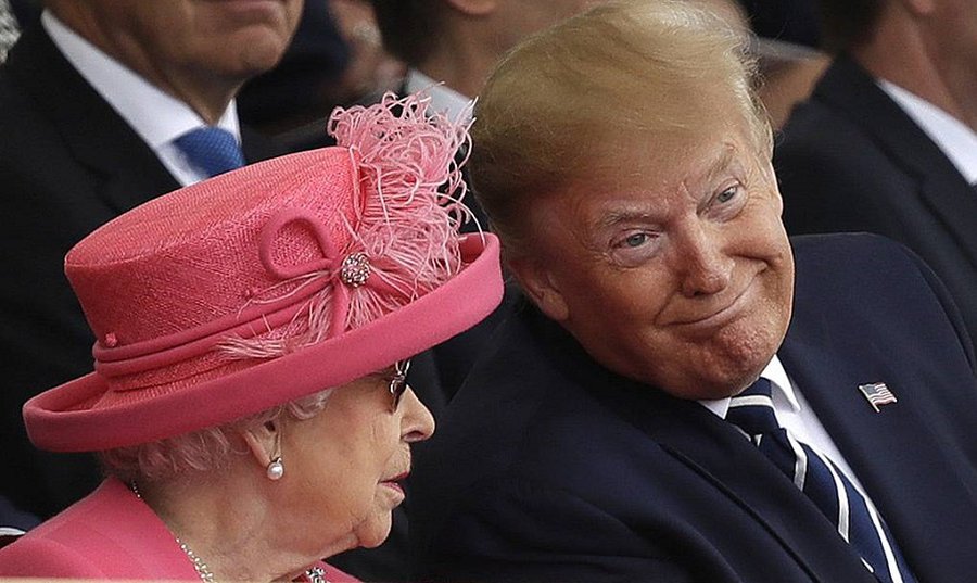 Times: королева Великобритании пожаловалась на то, что вертолет Трампа испортил ей газон - В Мире