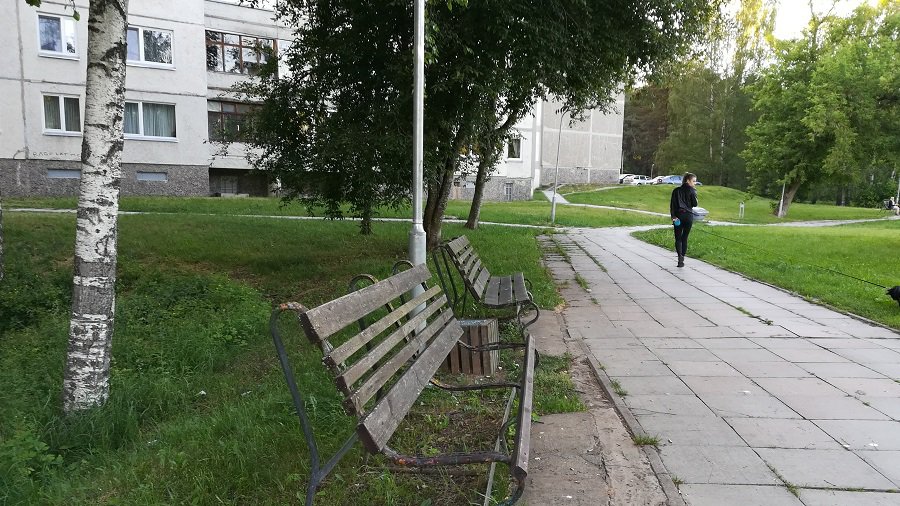О состоянии скамеек на ул. Висагино и Космосо (фотогалерея) - В Висагинасе
