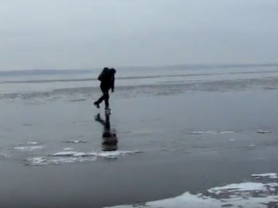 Пожарные предупреждают: лед становится все опаснее - Литва и страны Балтии