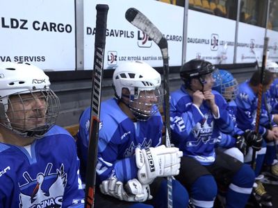 Наши хоккеисты творили чудеса на льду Даугавпилса. Реально ли иметь свою ледовую арену? - В Висагинасе
