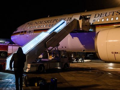 СМИ: в Германии не исключают криминальную причину поломки лайнера Меркель - В Мире