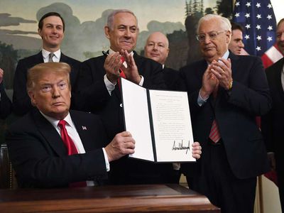 Трамп подписал документ о признании суверенитета Израиля над Голанами - В Мире