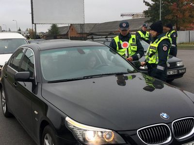Водителям не потребуется возить с собой ворох документов - Литва и страны Балтии