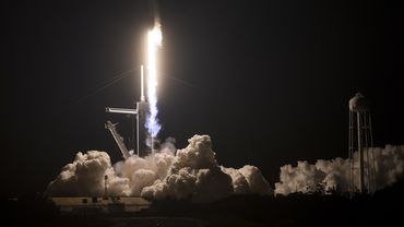 „SpaceX“ raketa su keturiais astronautais sėkmingai pakilo skrydžiui į TKS