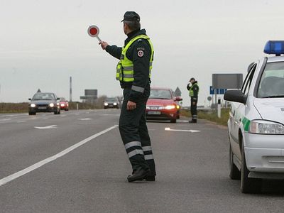 Savaitgalį eismo įvykiuose sužeisti 25 žmonės, žuvo triratį motociklą vairavusi moteris - Įvykiai ir kriminalas