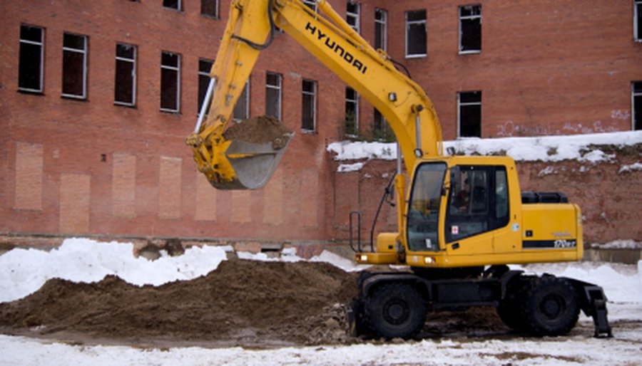 Горячая линия TTS: Почему из лужайки устроили свалку для строительного мусора? - В Висагинасе