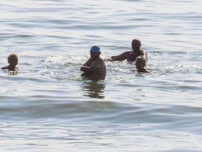 Kol didmiesčius alina karščiai, pajūris poilsiautojus pasitinka lediniu - Lietuva ir Baltijos šalys