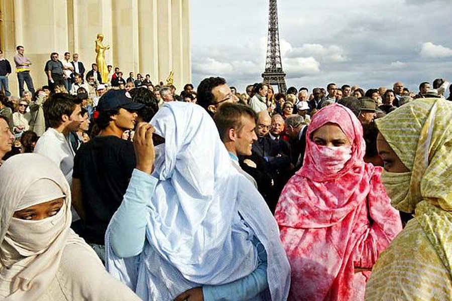 За появление в хиджабе в общественном месте во Франции начинают штрафовать                 - В Мире