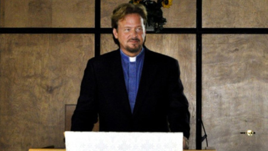 В США пастор предстанет перед церковным судом за венчание гей-пары - В Мире