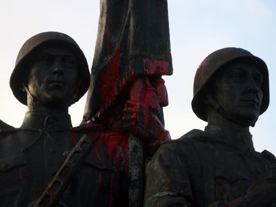 Парламентарий предлагает убрать со скульптуры Зеленого моста советскую символику - Литва и страны Балтии