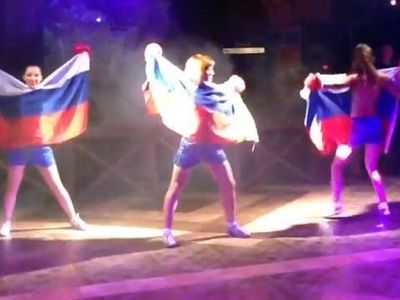 Стриптиз с триколором в Чебаркуле разгневал сторонников Путина - В Мире