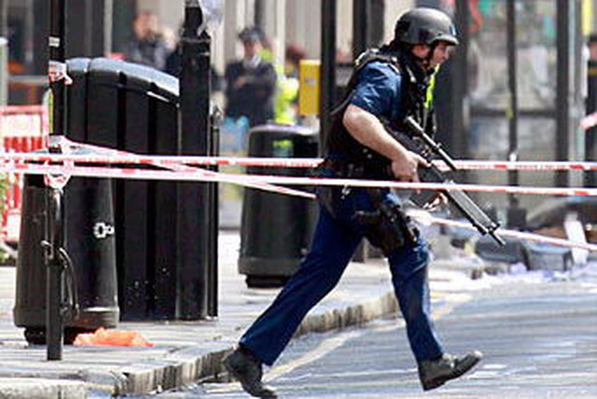 Лондонская полиция арестовала захватившего заложников мужчину                                