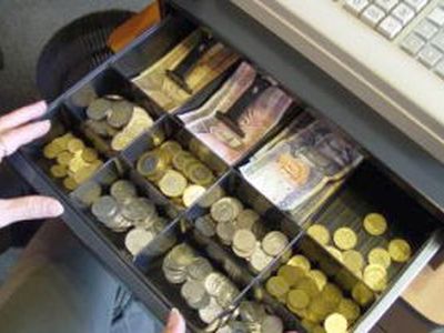 Ограблены квартира и касса магазина                                                                                  - Происшествия и криминал