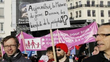 В Париже вновь протестуют против однополых браков