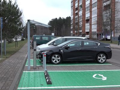 О местах для зарядки электромобилей и об автомобильных парковках (видео) - В Висагинасе