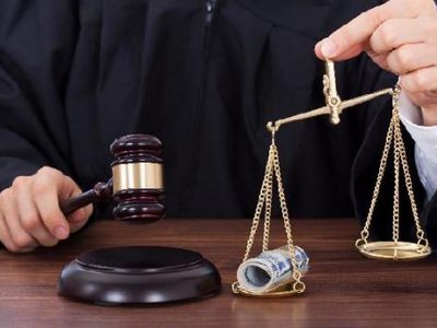 Во время обысков у подозреваемых в коррупции судей найдено и изъято более 200 тысяч евро - Происшествия и криминал