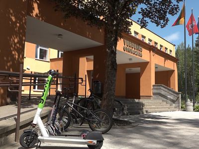 Летний кинотеатр и не только. Как обновляется гимназия «Verdenės»  (видео) - В Висагинасе