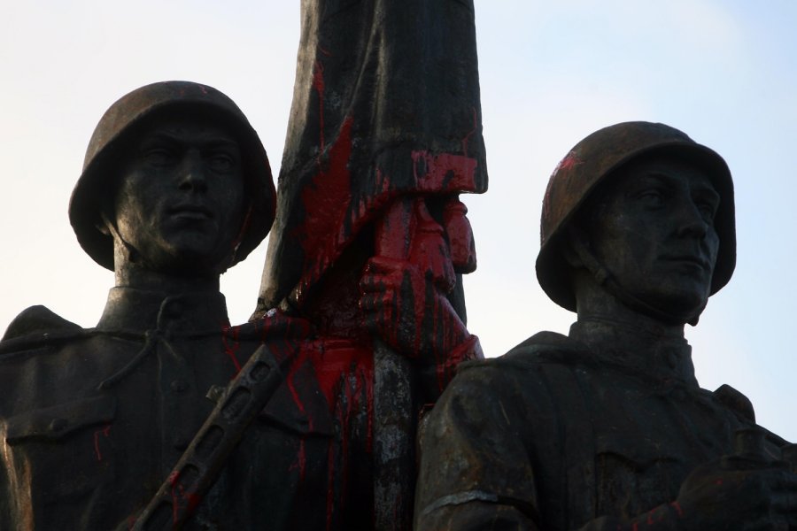 Парламентарий предлагает убрать со скульптуры Зеленого моста советскую символику - Литва и страны Балтии