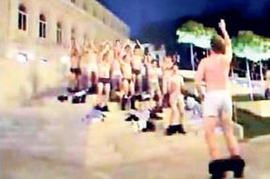 Стриптиз регбистов в центре Вильнюса - Литва и страны Балтии