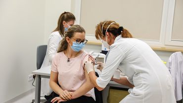 В первый день вакцинации от коронавируса привиты 2270 медработников Литвы