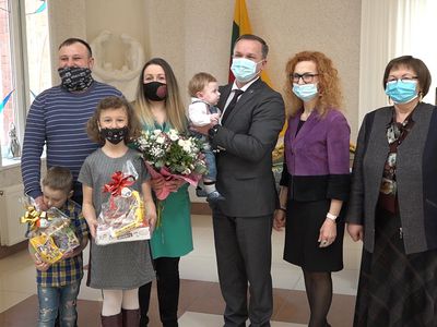 Сегодня чествовали первого новорожденного висагинца этого года (видео) - В Висагинасе