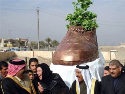 В Ираке уничтожили памятник брошенному в Буша ботинку - В Мире