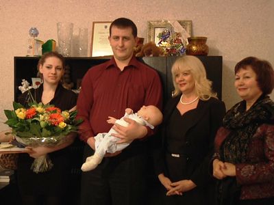 Мэр города поздравила первого новорожденного 2012 г. - Новости TTS