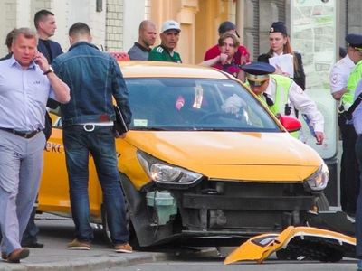 Такси въехало в толпу людей в центре Москвы - В Мире