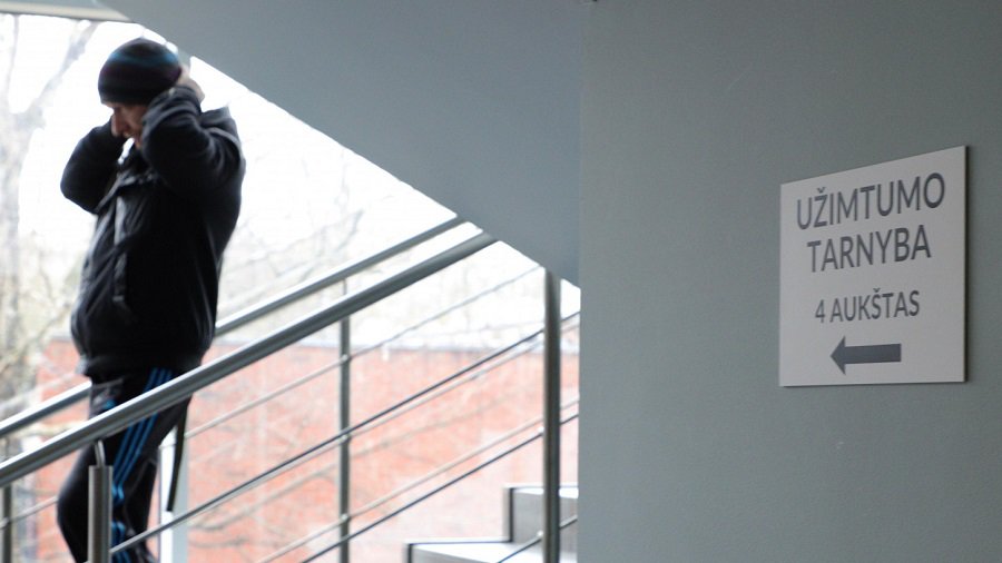 Предприятия, не находящие работников, обращаются к более старшим людям - Литва и страны Балтии