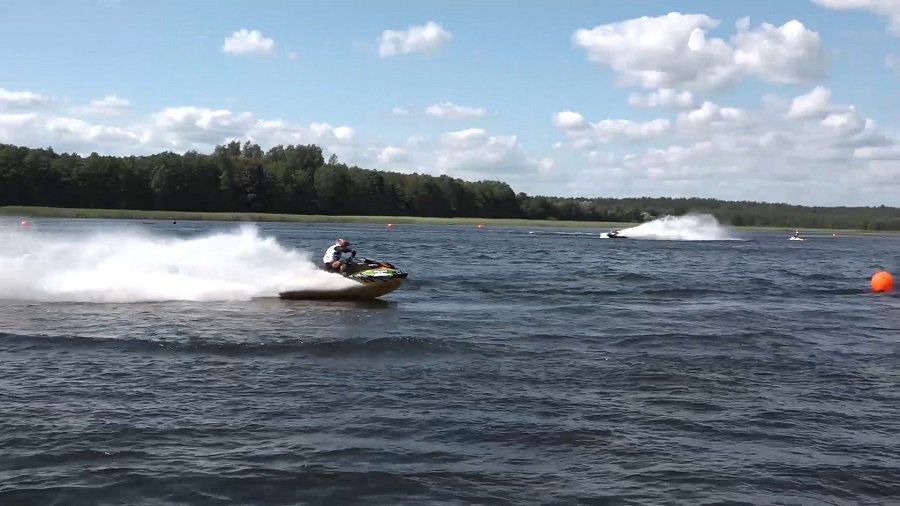 Уже скоро: гонки на водных мотоциклах снова пройдут на оз. Друкшяй (видео) - В Висагинасе
