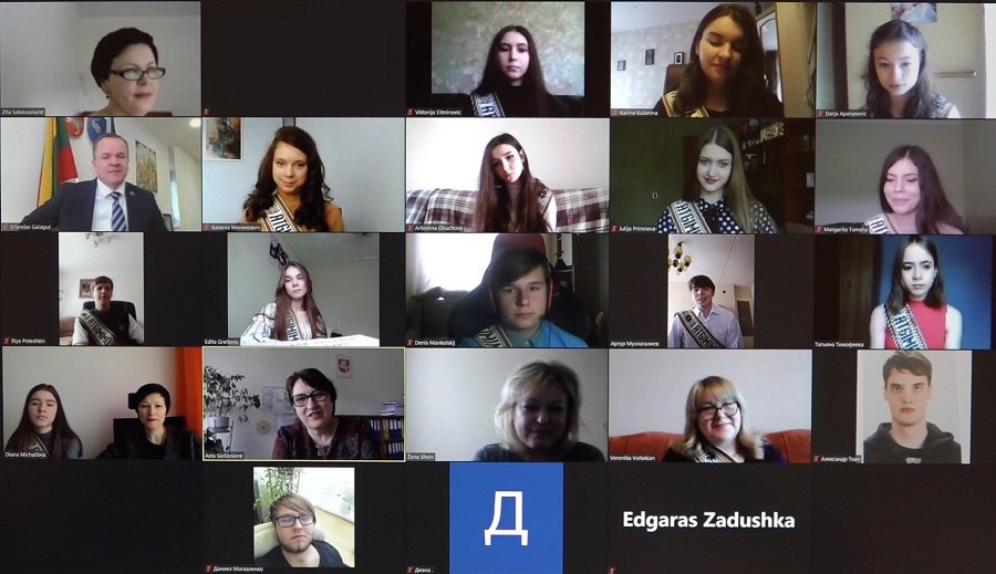 Для выпускников висагинских гимназий «Атгимимо» и «Вердянес» прозвенел последний звонок - В Висагинасе