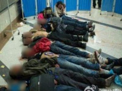 В Китае на вокзале неизвестные устроили резню - убито 27 человек, более 100 ранены
 - В Мире