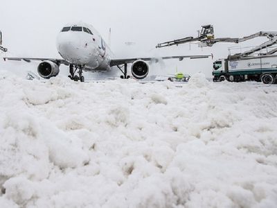 В аэропортах Москвы из-за непогоды задержаны почти 220 рейсов - В Мире