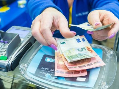 ЦБ Эстонии посоветовал жителям носить наличные во избежание проблем с карточками - Литва и страны Балтии