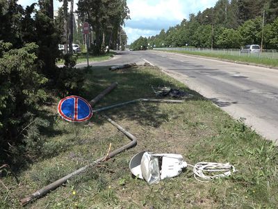 На проспекте Тайкос автомобилист снес столб освещения - Происшествия и криминал